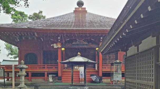 坂東33観音 05番 勝福寺 雨天の本堂 坂東33観音 05番 勝福寺 雨天の本堂の写真