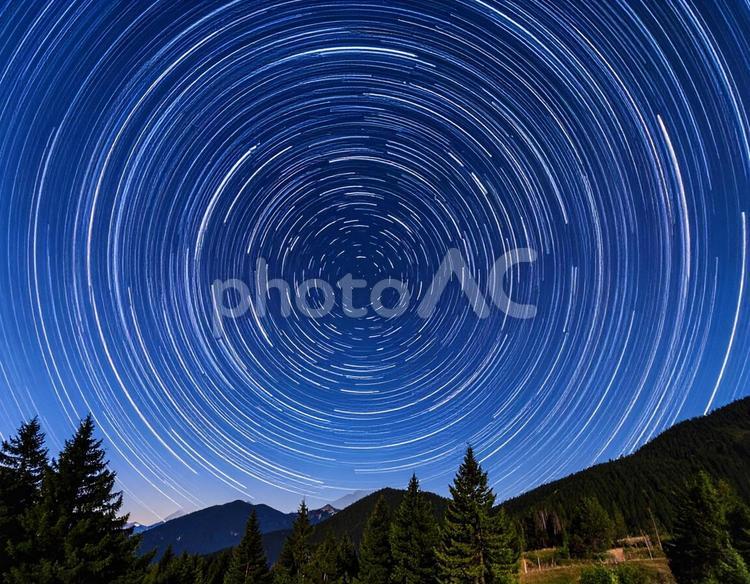 弧を描く星空背景素材 星空,円,星の写真素材