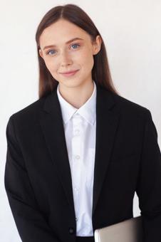 パソコンを待ち微笑む女性 女性,外国人,ノートパソコンの写真素材