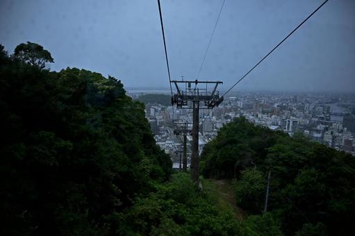 陰鬱な雨模様に渡る眉山ロープウェイ 徳島県,眉山,ロープウェイの写真素材