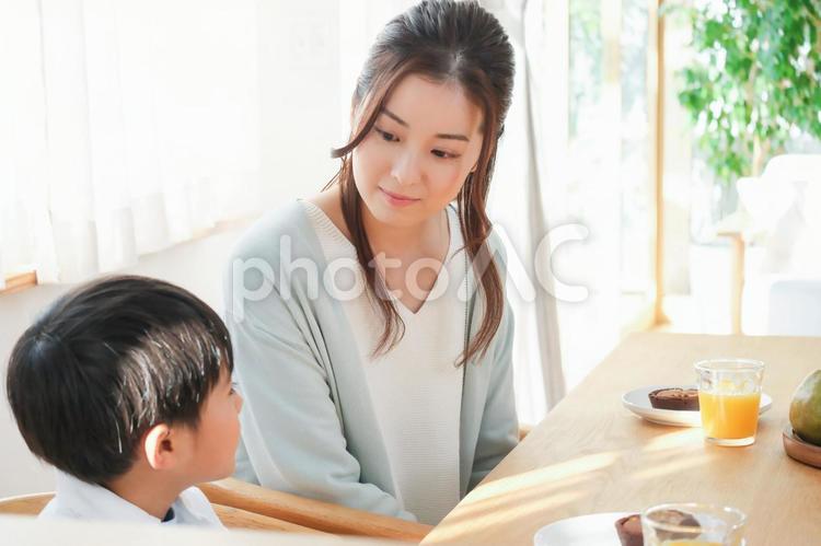 息子の話を聞く母 親子,母,息子の写真素材
