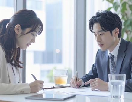契約する女性 契約する女性の写真