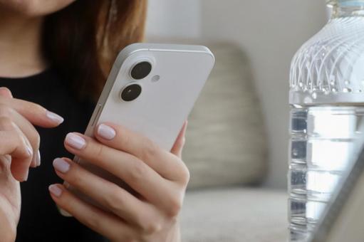 スマホを持つ女性 スマホを持つ女性 スマホ,女性,スマートフォンの写真素材