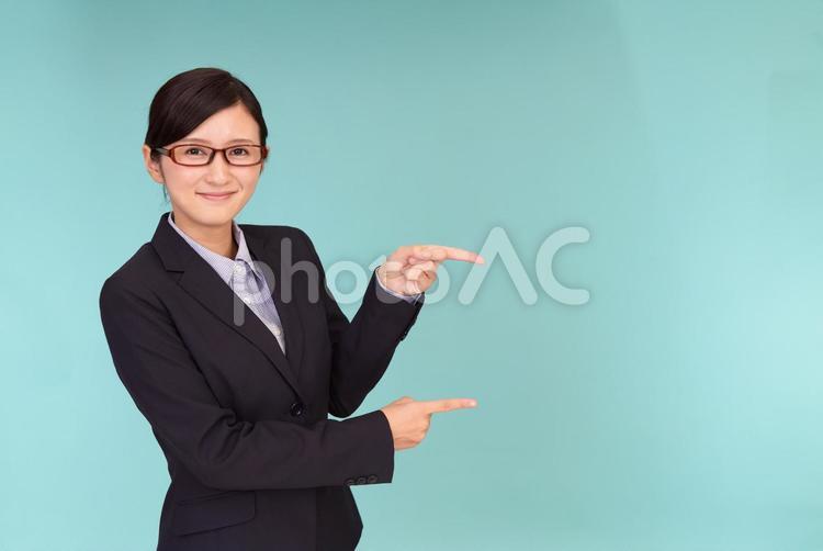 指示する笑顔のビジネスウーマン 女性,ビジネスウーマン,女の写真素材
