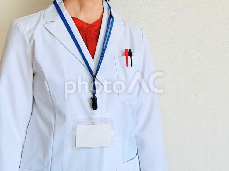 身分証と白衣を着た女性 女医,女,上半身の写真素材