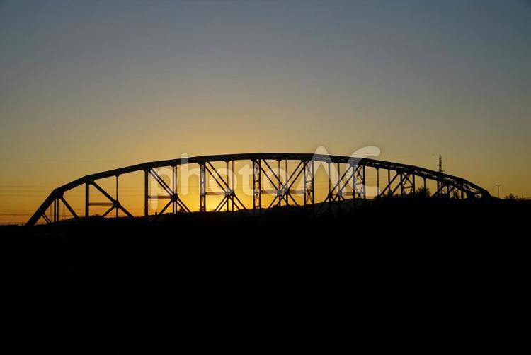 鉄橋の夕暮れ 10月,秋,宇治川の写真素材