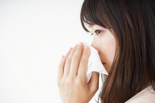 Young woman blowing her nose, pollen, rhume des foins, poussière, JPG