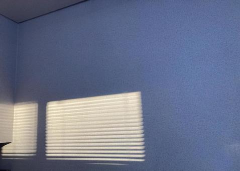 ブラインドの影が映る室内の写真