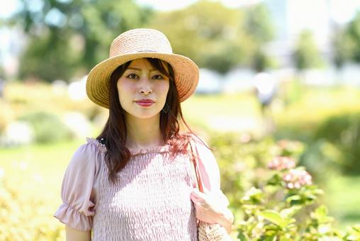 麦わら帽子を被った若い笑顔のアジア人女性 麦わら帽子を被った若い笑顔のアジア人女性 女性,麦わら帽子,夏の写真素材
