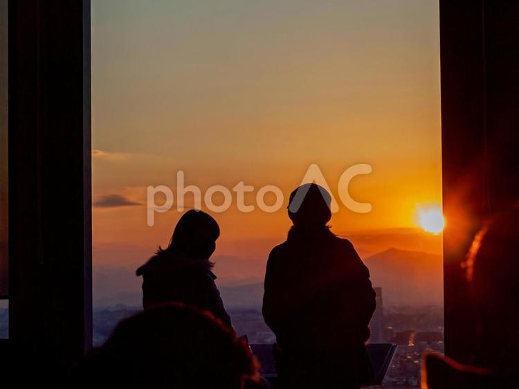 夕暮れの2人 20代,2人,かわいいの写真素材
