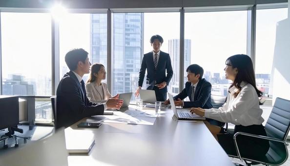 テーブルを囲んで会議するビジネスパーソン テーブルを囲んで会議するビジネスパーソンの写真