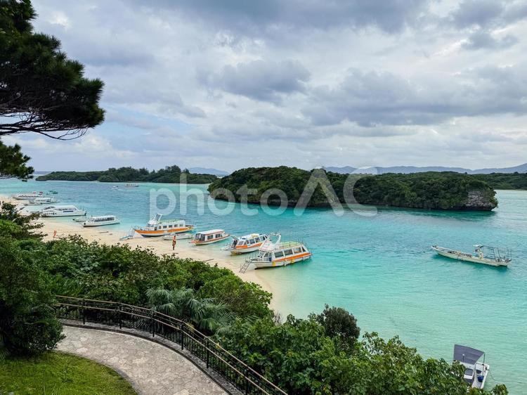 美しい川平湾のエメラルドグリーンの海   川平湾,沖縄,石垣島の写真素材