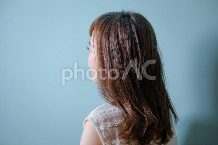 後ろを向いたロングヘアの女性 女性,髪,ビューティーの写真素材