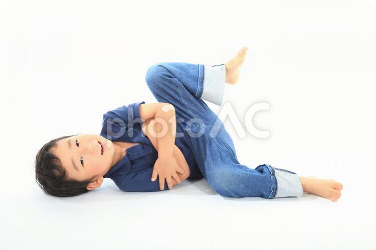 寝っ転がる男の子 子供,男の子,全身の写真素材