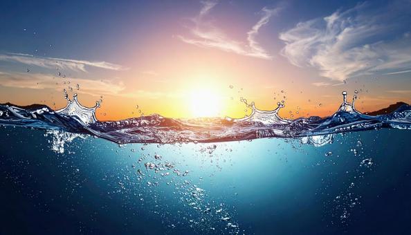 太陽と青空を背景のスプラッシュ 太陽と青空を背景のスプラッシュの写真