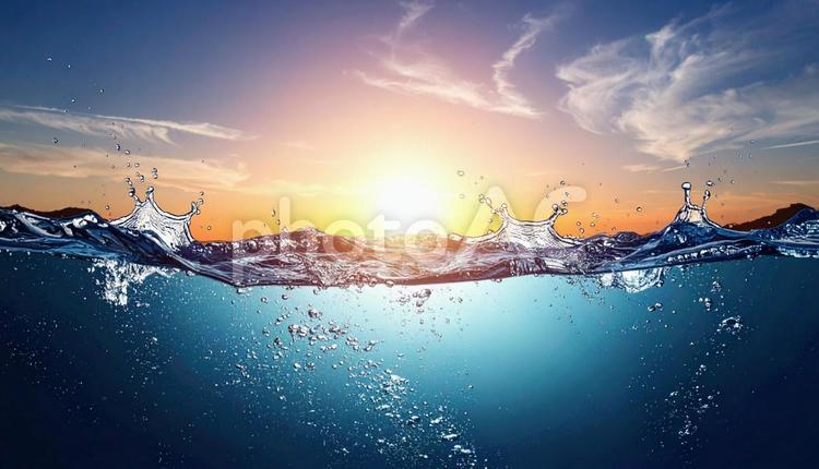 太陽と青空を背景のスプラッシュ 水しぶき,スプラッシュ,夏の写真素材