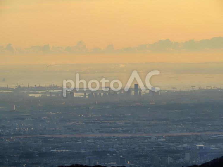 塔ノ岳より朝焼けのみなとみらいを望む みなとみらい,横浜,京浜工業地帯の写真素材