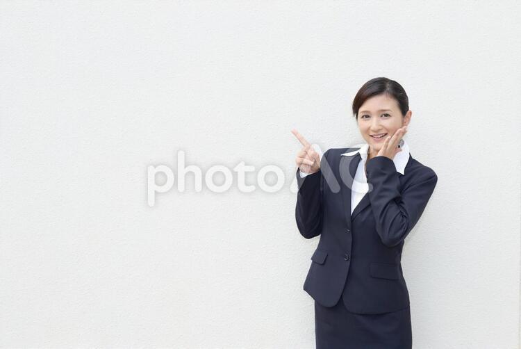 指示する笑顔のビジネスウーマン 女性,ビジネスウーマン,女の写真素材