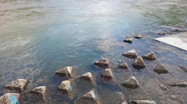 川の中の消波ブロック 川の中の消波ブロックの写真