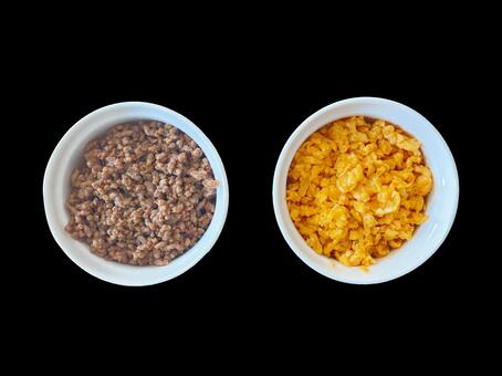 そぼろ そぼろ,ひき肉,炒り卵の写真素材