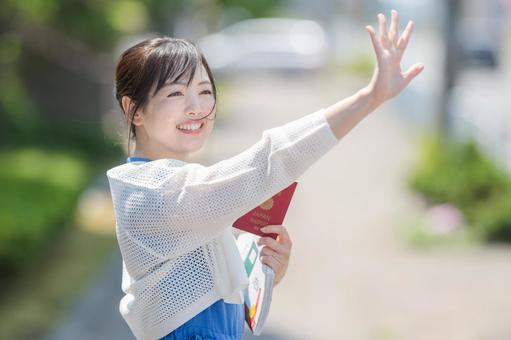 タクシーを呼ぶ女性 旅,旅行,タクシーの写真素材