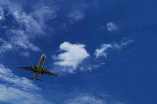 飛行機と雲 飛行機と雲 飛行機,旅客機,ジェット機の写真素材
