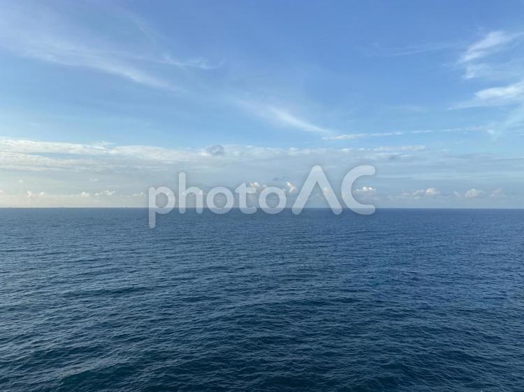 どこまでも広がる大海原、水平線＠シンガポール沖 船上,クルーズ,船の写真素材