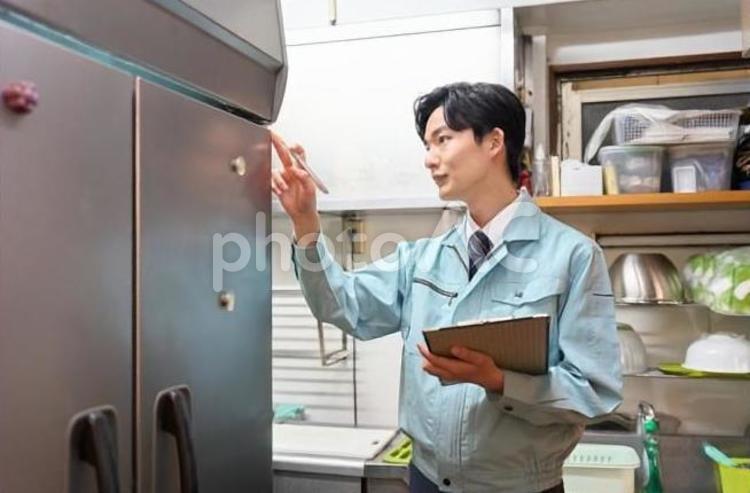 飲食店の冷蔵庫を確認する男性 飲食店,冷蔵庫,業務用の写真素材