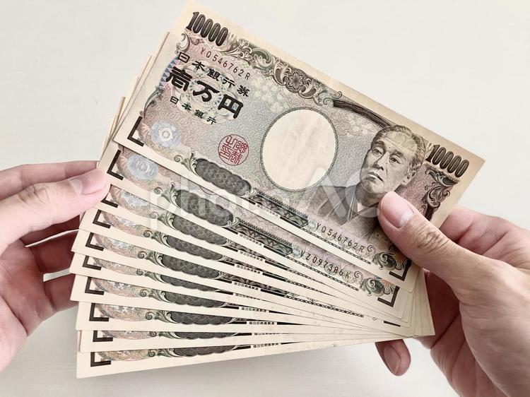 10万円を持つイメージ 1万円,現金,持つの写真素材
