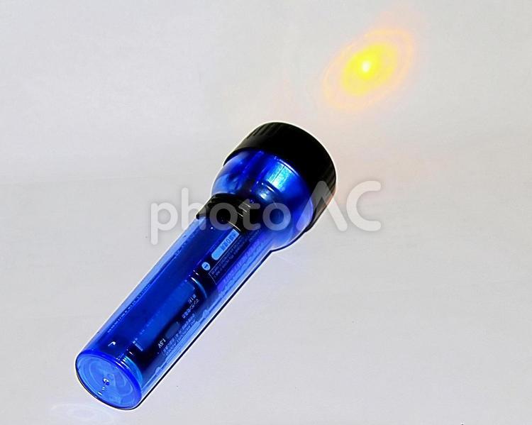 点灯している懐中電灯 懐中電灯,点灯,光るの写真素材