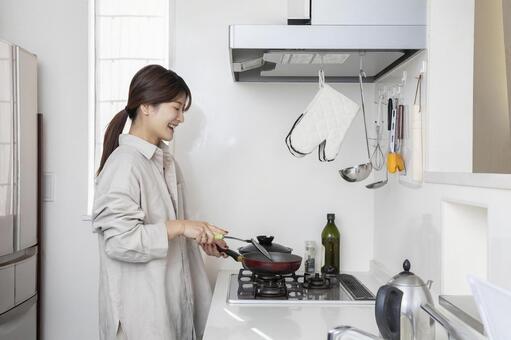 キッチンで料理する女性 キッチン,料理,主婦の写真素材