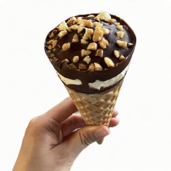チョコピーナッツのコーンアイス チョコピーナッツのコーンアイスの写真