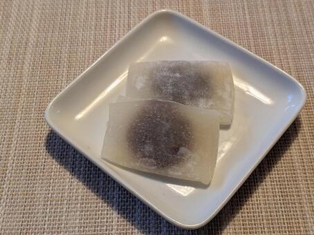 白磁の角皿に載った二つの餅菓子 羽二重餅,餅菓子,和菓子の写真素材