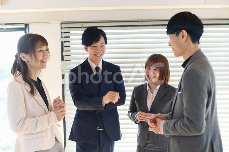 笑顔で会話をする男女のビジネスパーソン ビジネス,ビジネスウーマン,ビジネスマンの写真素材