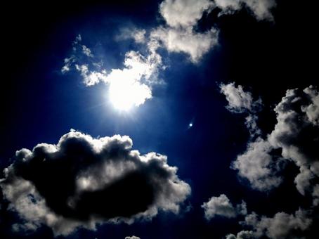 印象的な空 太陽光と雲とダークな空 印象的な空 太陽光と雲とダークな空の写真