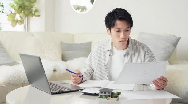 不動産を検討するアジア人男性 不動産,検討,男性の写真素材