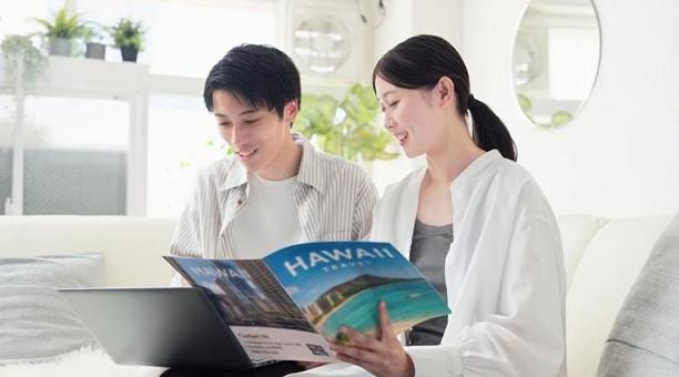 旅行プランを話し合うアジア人カップル 旅行プランを話し合うアジア人カップル 旅行,カップル,女性の写真素材