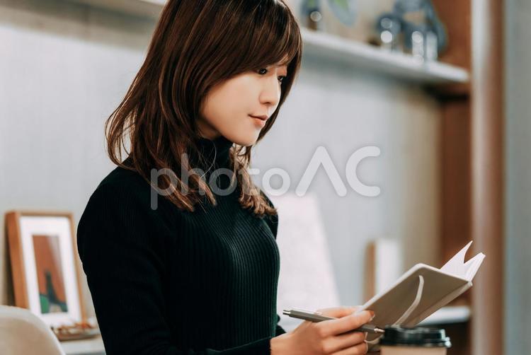 スケジュールを確認するビジネスウーマン 女性,ビジネス,仕事の写真素材