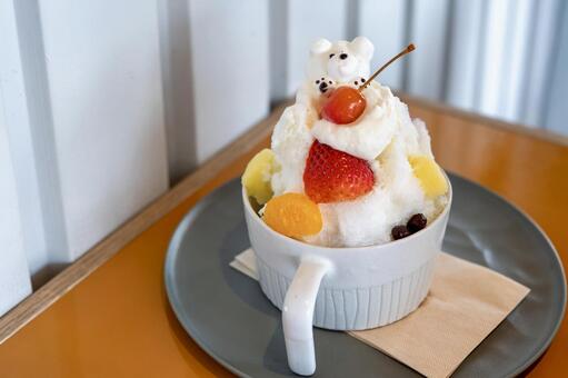 フルーツたっぷりのくまかき氷スイーツ かき氷,フルーツ,いちごの写真素材