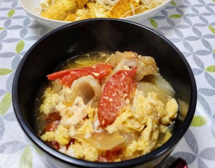 トマトと唐揚げの卵とじ トマトと唐揚げの卵とじ トマト,炒め物,玉子の写真素材