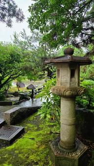 雨の武蔵塚公園 石灯籠 雨の武蔵塚公園 石灯籠 武蔵塚公園,宮本武蔵,武蔵塚の写真素材