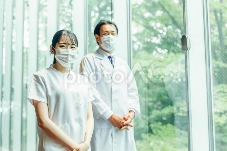 白衣を着た男性と女性（マスク） 病院,医者,マスクの写真素材