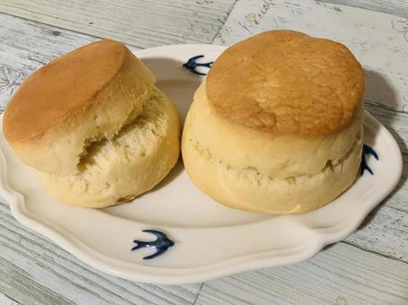 オシャレな皿に乗った焼きたてのスコーン オシャレな皿に乗った焼きたてのスコーン スコーン,食べ物,焼き菓子の写真素材