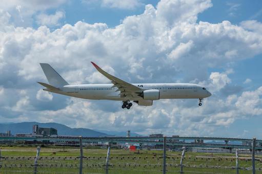 福岡空港の夏の昼のフライト 福岡空港の夏の昼のフライト 飛行機,航空機,旅客機の写真素材