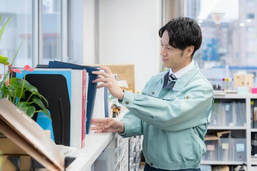 オフィスで仕事をする若いエンジニア オフィスで仕事をする若いエンジニア エンジニア,不動産,ビジネスの写真素材