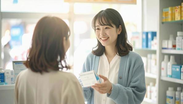 笑顔で接客する働く薬剤師 笑顔で接客する働く薬剤師の写真