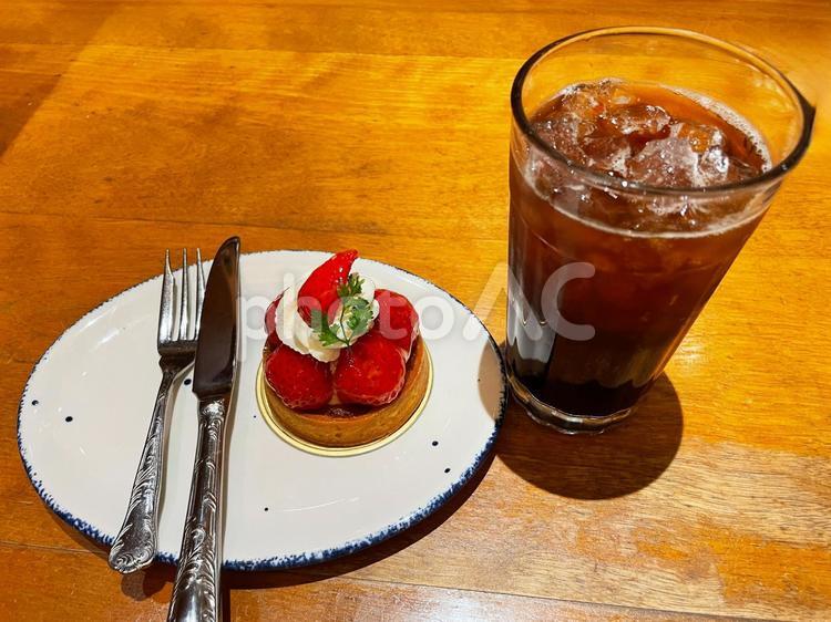 いちごタルトとアイスコーヒー いちごタルト,ケーキ,アイスコーヒーの写真素材