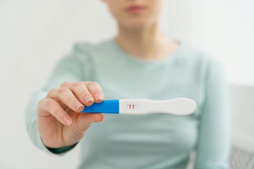 妊娠検査薬を見せている手元 妊娠検査薬を見せている手元 妊娠検査薬,持つ,確認の写真素材