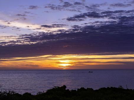 真栄田岬から眺める夕焼け 真栄田岬から眺める夕焼けの写真