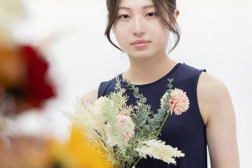 ドライフラワーの花束を持つ女性 ドライフラワーの花束を持つ女性 女性,花,花束の写真素材